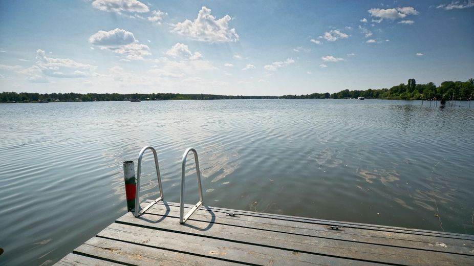 Traumhaus direkt am See mit eigenem Steg in der Natur – Badeleiter am Steg