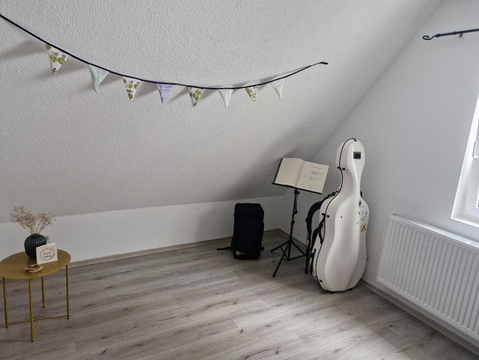 2,5 Zi. DG-Wohnung (auch als WG geeignet) – Zimmer links