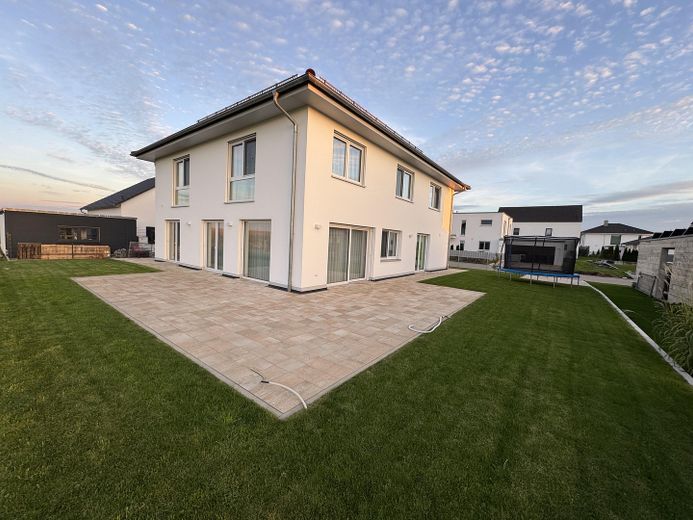 Aussicht ins Grüne! Lichtdurchflutetes Massivhaus in Bihlafingen, provisionsfrei – Terrasse und Garten