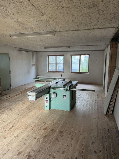 CASA PLURIFAMILIARE VERSATILE CON POSSIBILITÀ COMMERCIALE E POTENZIALE DI AMPLIAMENTO – Werkstatt EG