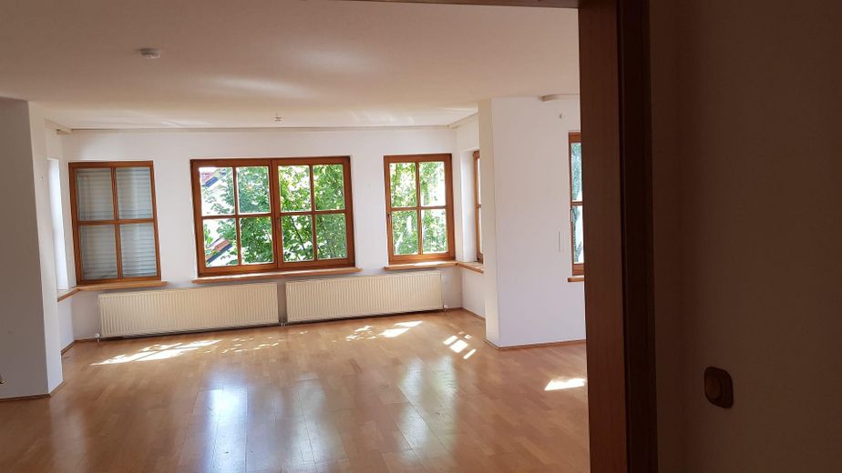 Traumwohnung m. Garten in bester Wohnlage Ende Sackgasse mit Blick in die Alpen mit PV Anlage – Wohnzimmer
