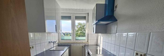 Appartement rénové de 3 pièces avec cuisine intégrée + cheminée – éligible à l’allocation logement, libre immédiatement – Küche mit Einbauküche