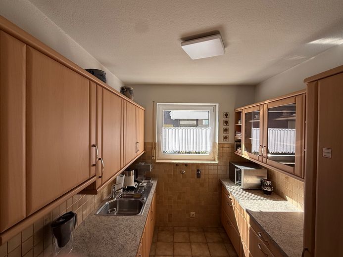4 Zimmer mit Aussicht – Terrasse, Wärmepumpe, Garage und Stellplatz inklusive – Küche