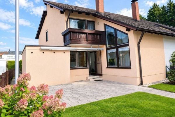 Posizione privilegiata ai margini del bosco! Casa bifamiliare ben tenuta con ampio giardino a Weiden-West