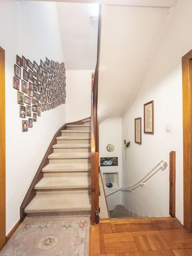 Ampia casa unifamiliare a Berlino Zehlendorf – Treppe zur oberen Etage