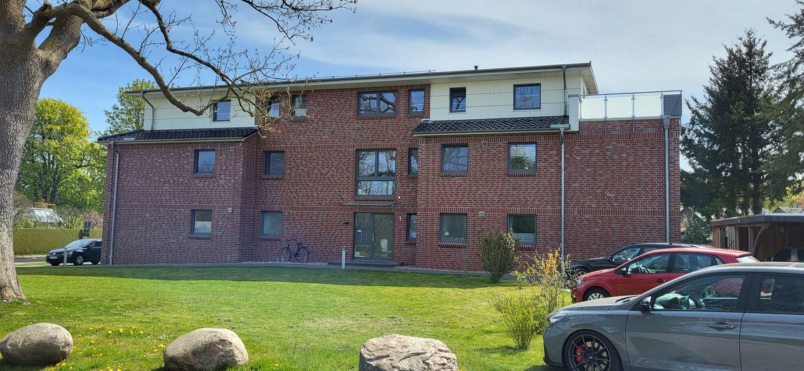 Traumhafte 2-Zi.-Penthousewohnung in Lütjensee ++große Dachterrasse++Stellplatz am Haus – Vorderseite