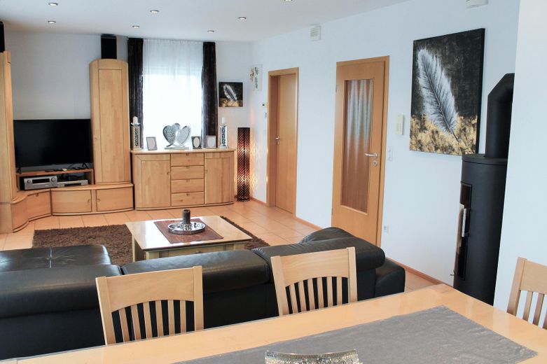Commission-free detached house on the outskirts with a dream garden! – Wohn- und Essbereich EG Bild 2