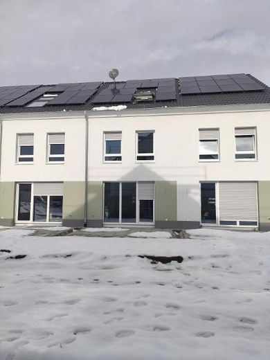 Reihenmittelhaus mit Garten, Garage und zusätzlichem Stellplatz – Außenansicht (Rückseite)