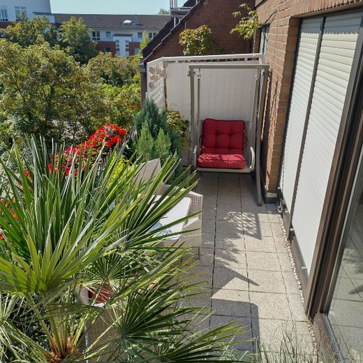 Traumhaftes Wohnen am Rhein: Großzügige Maisonette in Top-Lage von Neuss-Grimlinghausen – Balkon