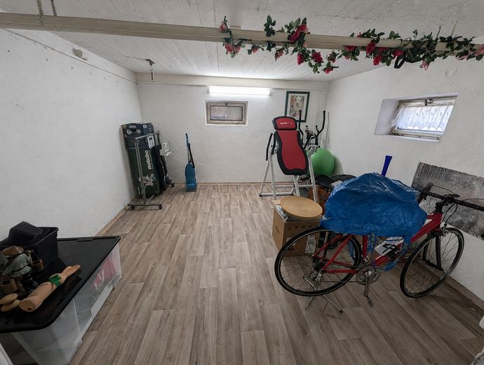 Casa bifamiliare centrale, ampio giardino consolidato, garage doppio, impianto fotovoltaico, senza provvigione – Keller