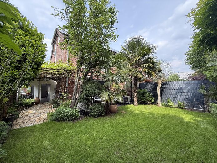 Reihenhaus, mit Doppelgarage, PV-Anlage, Speicher – Ansicht Garten Südseite