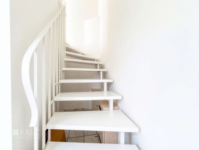 Stilvolle Maisonette-Wohnung mit zwei Balkonen und Kamin in begehrter Lage von Düsseldorf – Treppe
