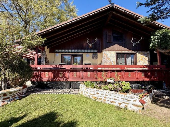 RUSTIC RETREAT WITH COUNTRY-HOUSE CHARM – Photo 1