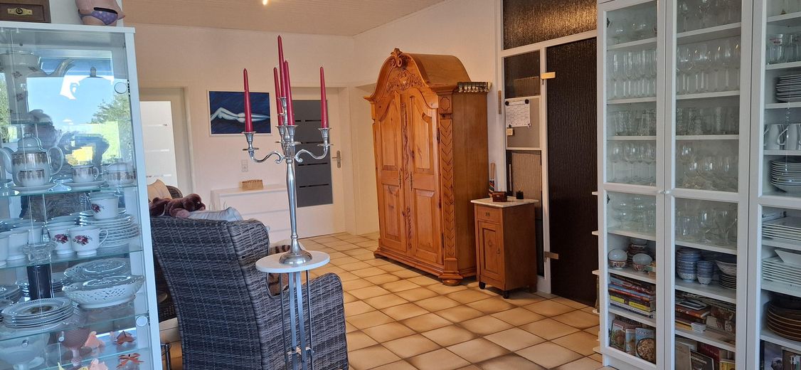 Zweifamilienhaus plus Appartement - Provisionsfrei – Erdgeschoss