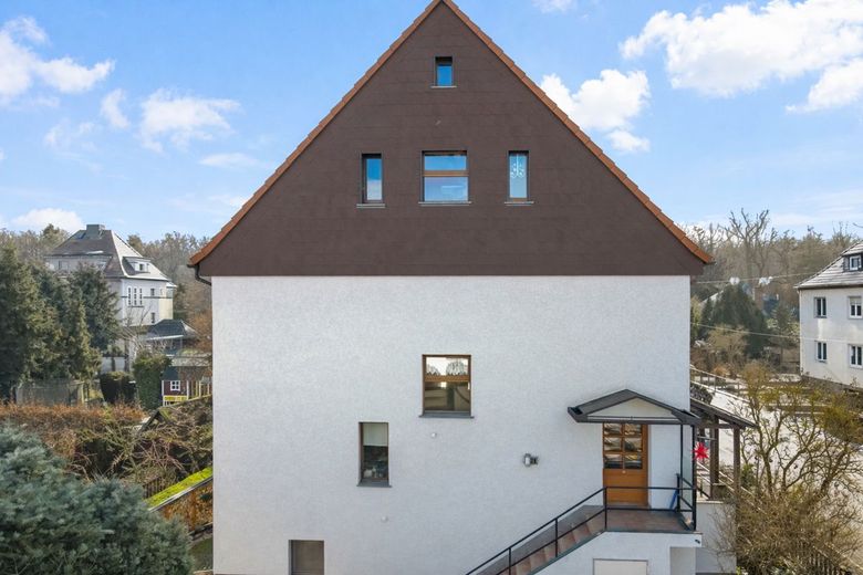 Seltene Gelegenheit in Dölau - Eigentumswohnung im Zweifamilienhaus mit eigenem Garten, Pool und Garagen – Hauseite Nord