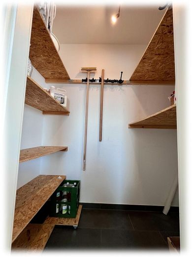 Toekomstbestendig wonen: moderne KfW-55-maisonette (A+) met groot dakterras & 2 parkeerplaatsen – Abstellraum
