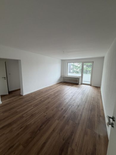 appartamento ristrutturato di 3 locali con balcone e ottimi collegamenti con i trasporti pubblici – Wohnzimmer