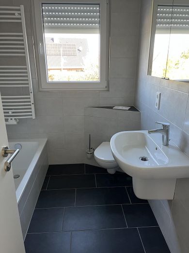 5 Zimmer Masionette-Wohnung, 117qm auf zwei Ebenen mit Balkon und neuwertiger EBK – Badezimmer
