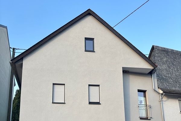 Casa unifamiliare con annesso, cortile e garage