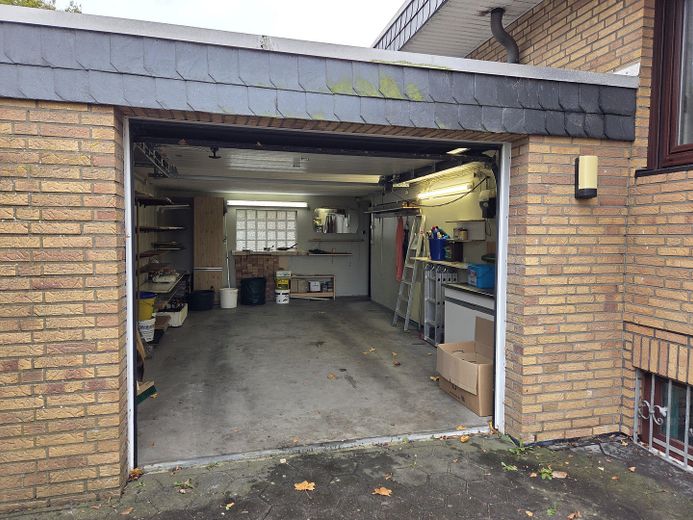 die großzügige Garage