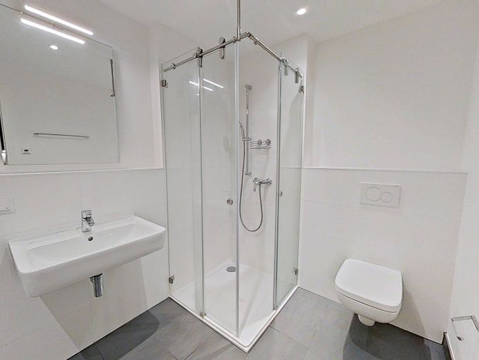 Moderno appartamento con 2 locali, cucina componibile e balcone a Schönefeld! – Muster I: Badezimmer