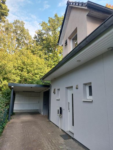 Hausfront mit Carport
