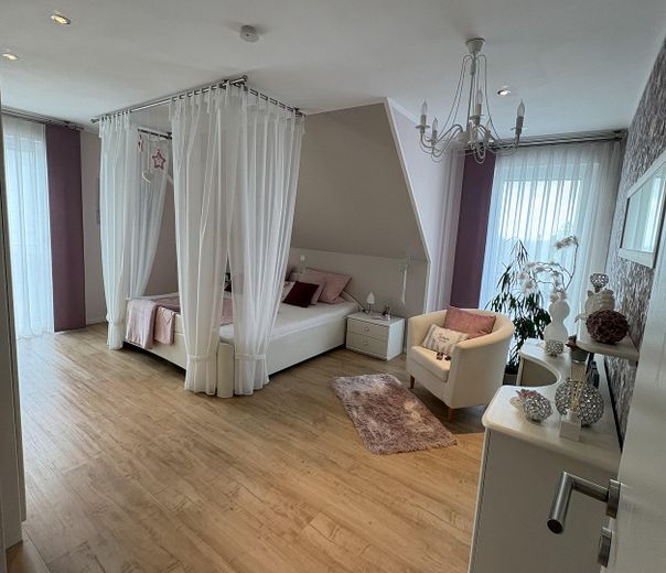 Orman kıyısında sakin bir konumda sıra dışı bir ev. Havuzlu, jakuzili ve uzak manzaralı eşsiz bir mülk. – OG / Schlafzimmer