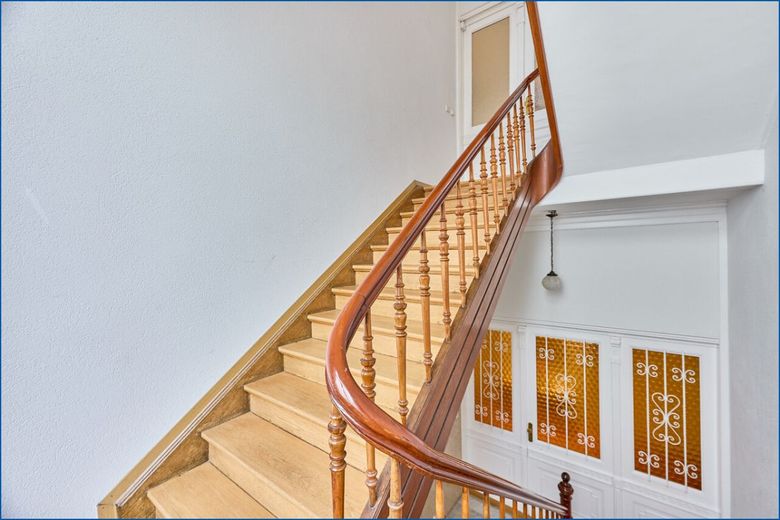 ** Stilvolle Altbauwohnung ** aus Gründerzeit ** mit Charme &amp; Ruhe in Sachsenhausen-Nord – Treppenhaus