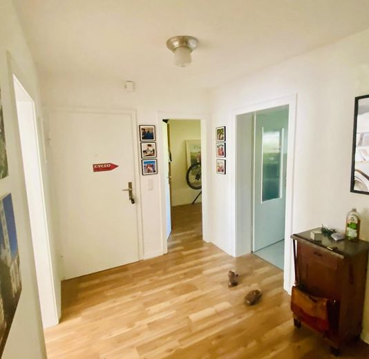 Agradable vivienda de 4 habitaciones con balcón en Hildesheim – Flur Richtung Eingangstür