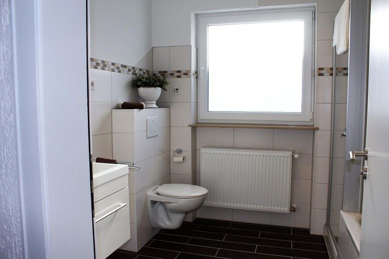 Ausgefallenes 2-Fam. Architektenhaus mit Pool,Energieausw. D, Runkel OT,provisionsfrei zu verkaufen – Haus 8 Badezimmer