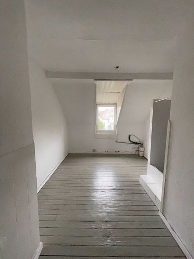 ALTBAU-CHARME! Einfach & günstig wohnen über den Dächern von Offenbach! – Küche leer