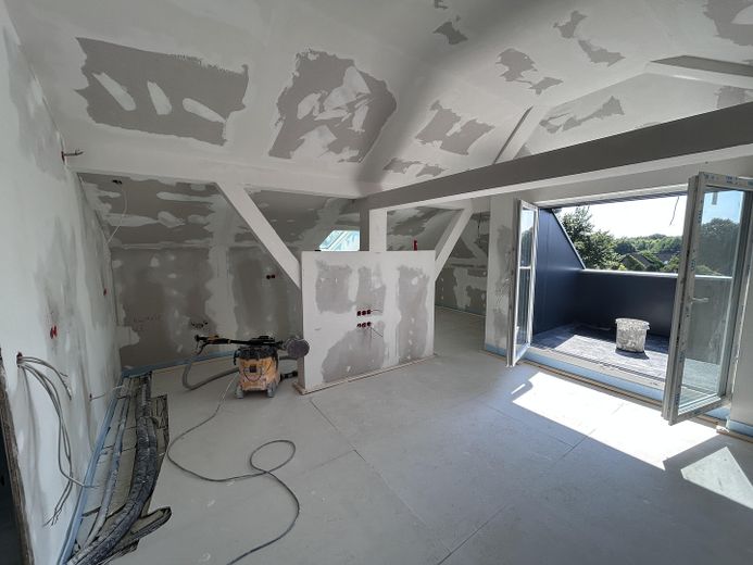 Nuova costruzione all'ultimo piano A+ con loggia, riscaldamento a pavimento, cucina attrezzata, wallbox possibile, costi di riscaldamento inclusi – Wohnzimmer