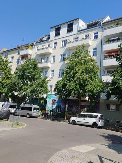 Bol ışıklı, Merkezi, güneybatı balkonlu, mükemmel manzara, hemen taşınılabilir – Straßenansicht