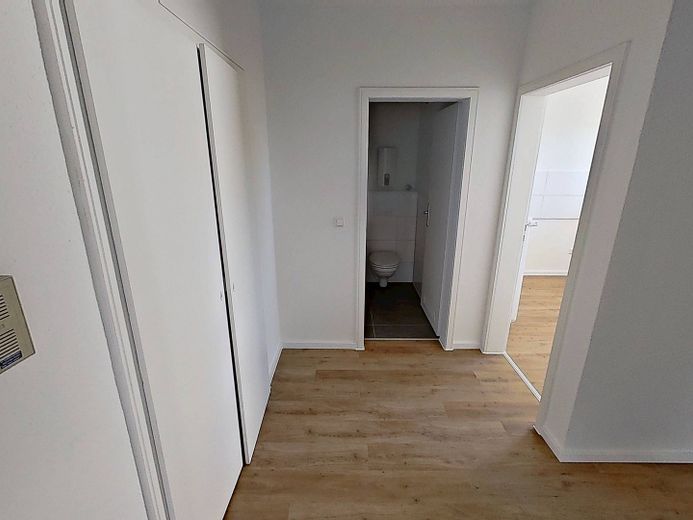 Moderno piso de 2 habitaciones con BALCÓN en una zona residencial tranquila al sur de la ciudad – Flur