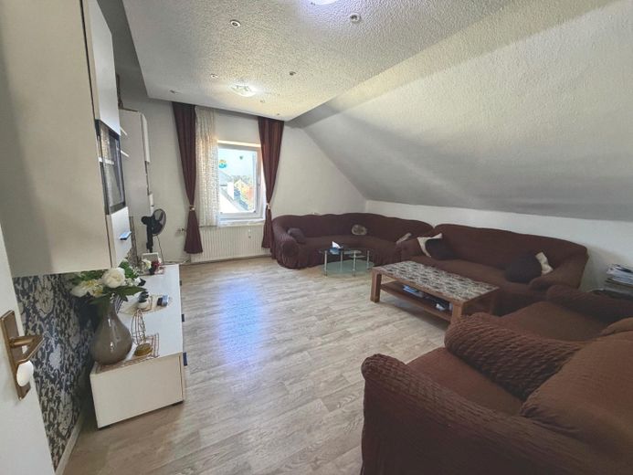Nach WEG aufgeteiltes MFH, 4 Wohneinheiten, 2 vermietet, 1 frisch renoviert – 2.OG - Wohnzimmer