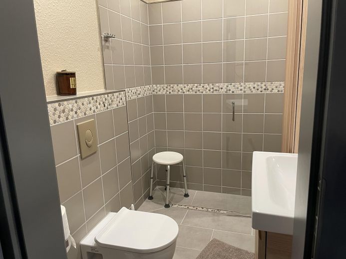 Für 2 Personen: 2 SZ, 2 Bäder – ab 50 €/Tag bei mind. 1 Monat – Bad 2