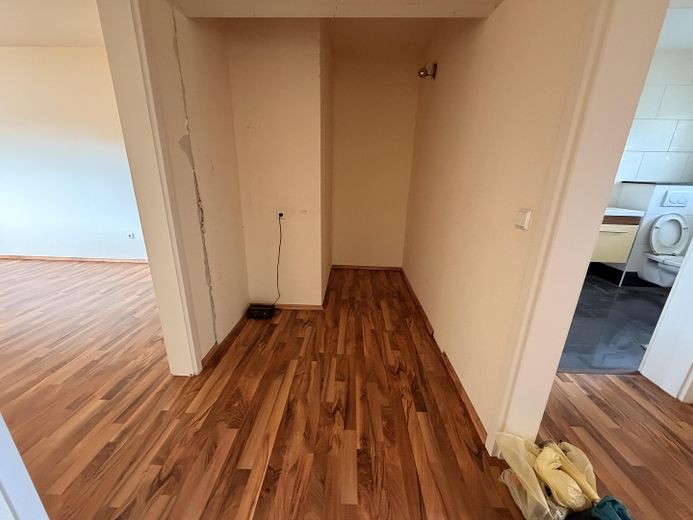 Yenilenmiş, merkezi ve sakin konumda en üst katta 2 odalı daire – Diele