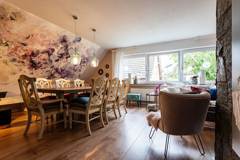 vielseitig verwendbares Zweifamilienwohnhaus im anerkannten Naturschutzgebiet – Wohnzimmer - 1.OG