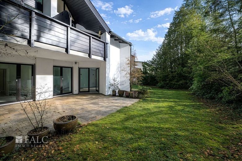 Außergewöhnliches Raumkonzept mit großzügigen Außenflächen und flexibler Nutzung – Terrasse rechts mit Garten