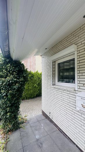 Casa unifamiliare modernizzata con 187 m² di superficie abitabile, 6 locali, garage e giardino, senza intermediario – Eingangsbereich zu Garage