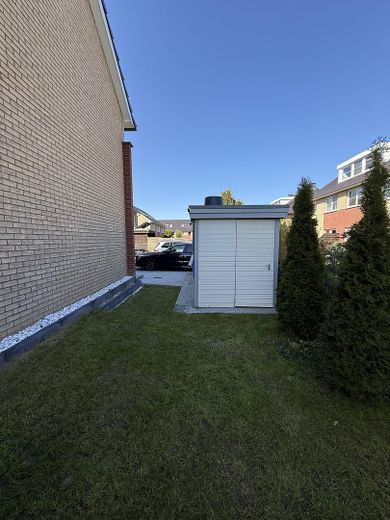 Frisch renoviertes Reihenendhaus mit Gartenparadies & XL-Terrasse – Gartenhaus