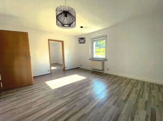Kompakte 3-Zimmer mit Laminat, SP und Wannenbad in guter Lage – WZ