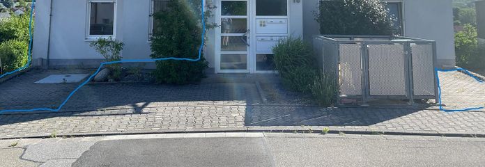 Moderne 3-Zi.-EG-Wohnung mit Blick übers Tal in Heppenheim-Kirschhausen – Außenansicht mit Stellplätzen