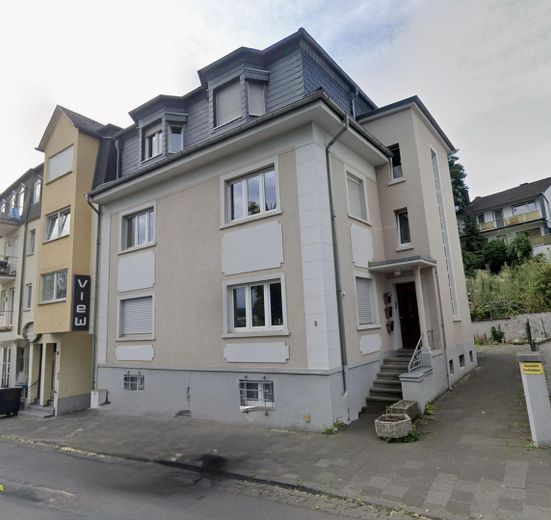 Helle 3-Zimmer-Wohnung (73 m²) direkt am Kurpark in Bad Neuenahr – Straßenansicht