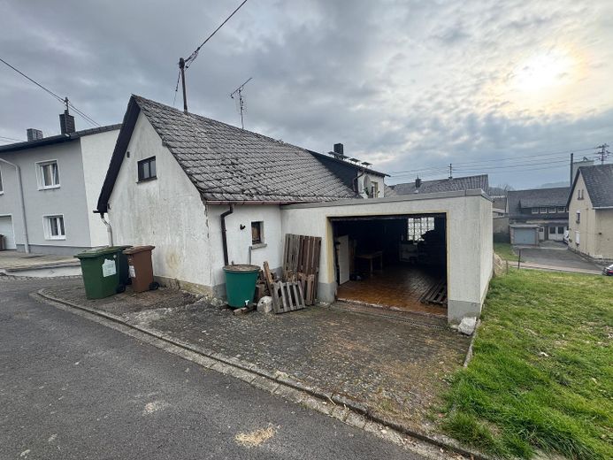 Einfamilienwohnhaus freistehend in 56244 Hartenfels - renovierungsbedürftig – Ansicht Straße mit Garage