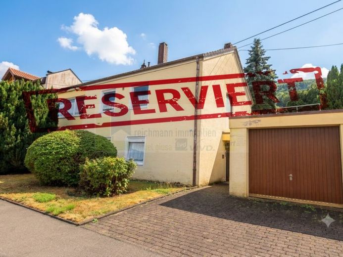 Wohnen am Buchberg in Blumberg: Haus mit zwei abgeschlossenen Wohnungen, Weitblick, Südterrasse, Garten und viel Potenzial. – Foto 1