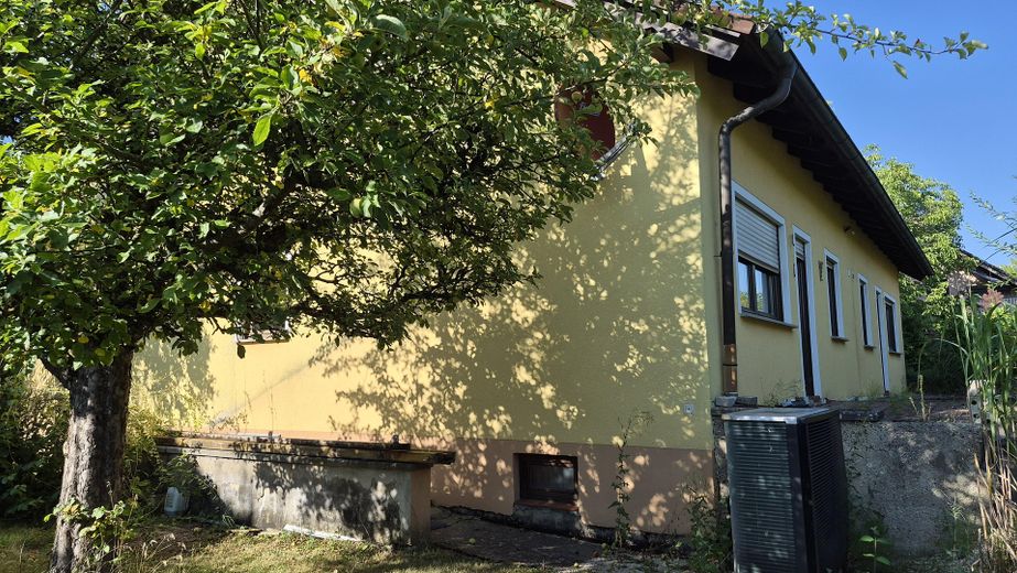 Großes Haus mit 2 spiegelgleichen Einheiten im EG mit Keller, Ausbaufähigen OG und großen Garten – Außenbereich mit Garten
