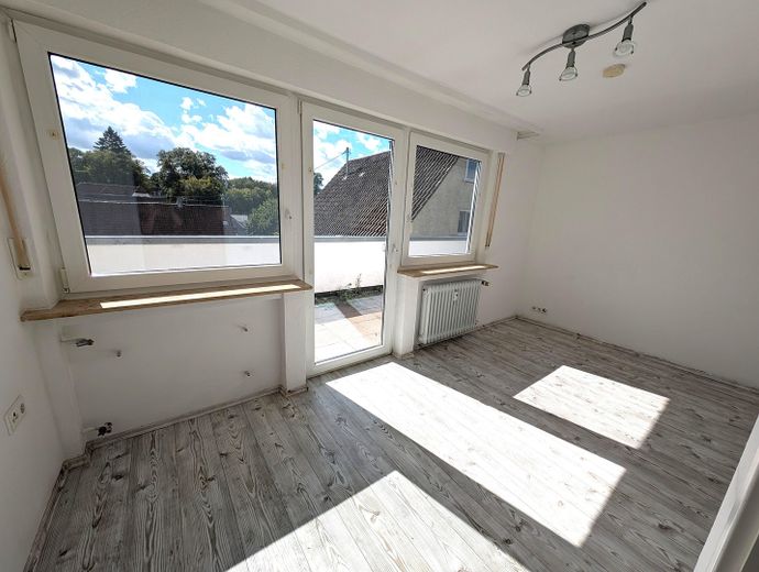 Ohne Provision - Freie 5 Zimmer Wohnung in ruhiger Lage, Garage, Balkon – Zimmer