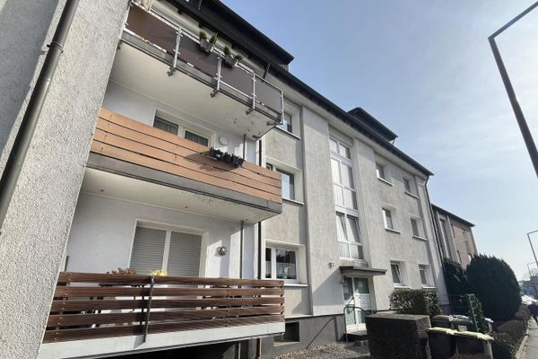 Herten’de sundurmalı ve garajlı, bakımlı 2 odalı çatı katı dairesi