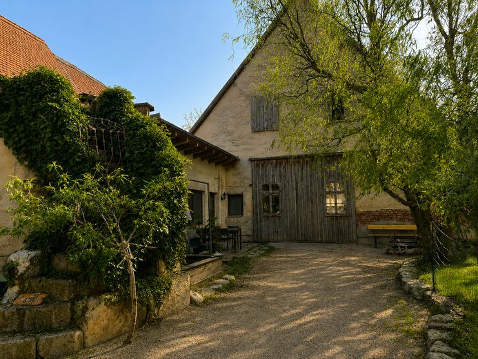 Sandsteinanwesen in Uehlfeld -kernsaniert-nachhaltig-außergewöhnlich. Ein Zuhause mit Geschichte – Scheune